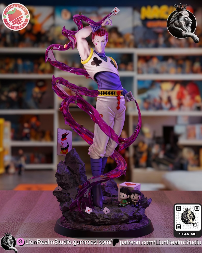 Puede incluir: Figura detallada de un personaje en pose din&aacute;mica, sosteniendo naipes y un objeto morado en forma de cinta. La figura viste un atuendo blanco y morado con un s&iacute;mbolo de tr&eacute;bol negro. La base presenta peque&ntilde;as figuras y naipes.