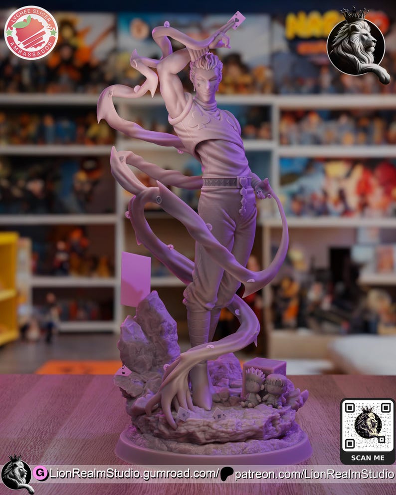 Puede incluir: Figura de color p&uacute;rpura claro de un personaje masculino en una pose din&aacute;mica, con elementos fluidos en forma de cinta. La figura se encuentra sobre una base rocosa con peque&ntilde;as figuras. El fondo est&aacute; borroso, con estanter&iacute;as y otras figuras.
