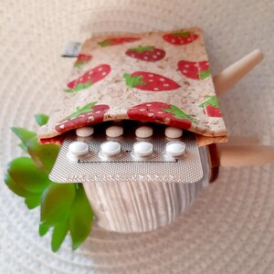 Piluliers en cuir de liège - FRAISE - (plus que 2 exemplaires, après quoi ce matériau en liège sera complètement épuisé)