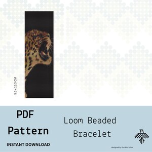 Könnte beinhalten: Ein PDF-Muster für ein Loom-Perlenarmband. Das Design zeigt einen detaillierten Leopardenkopf in Braun- und Goldtönen vor schwarzem Hintergrund. Das Armband misst 5,6 x 15,3 cm. Der Text enthält "PDF Pattern" und "Loom Beaded Bracelet".