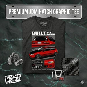 Puede incluir: Camiseta gráfica gris oscuro con ilustraciones de hatch JDM rojas y el texto "BUILT NOT BOUGHT". La camiseta incluye el texto "PREMIUM JDM HATCH GRAPHIC TEE" y un logotipo Type R.