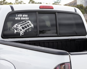 Ich spiele immer noch mit Bauklötzen – Vinyl-Aufkleber, Geschenk für Mechaniker, Heimwerker, Autoliebhaber, Nikolausgeschenk, Geschenk für Papa, Geschenk für Autoenthusiasten