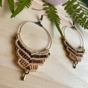 anpassbare mehrfarbige Makramee Boho Ohrringe / Makramee Creolen