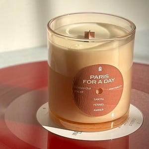 Sandalwood & Amber Scented Candle | Soy-Coconut Wax Blend with a Wood Wick | Amber / Woody | Matching Playlist Bild 1