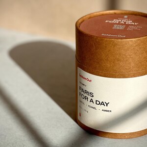 Sandalwood & Amber Scented Candle | Soy-Coconut Wax Blend with a Wood Wick | Amber / Woody | Matching Playlist Bild 7