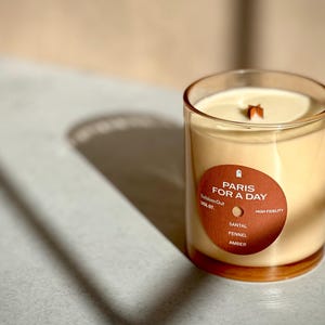 Sandalwood & Amber Scented Candle | Soy-Coconut Wax Blend with a Wood Wick | Amber / Woody | Matching Playlist Bild 2