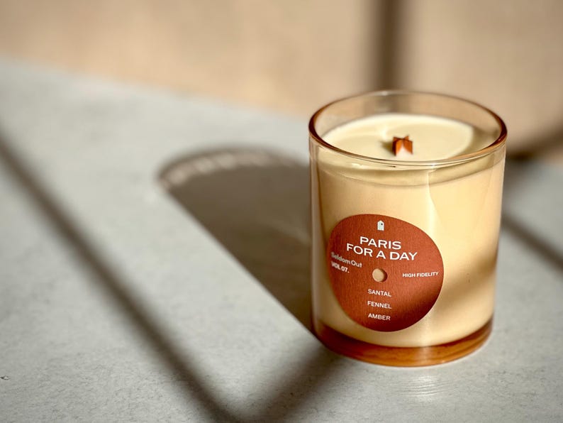 Sandalwood & Amber Scented Candle | Soy-Coconut Wax Blend with a Wood Wick | Amber / Woody | Matching Playlist Bild 2