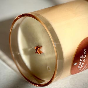 Sandalwood & Amber Scented Candle | Soy-Coconut Wax Blend with a Wood Wick | Amber / Woody | Matching Playlist Bild 3