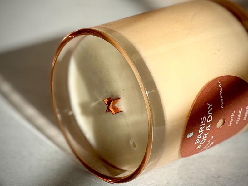 Sandalwood & Amber Scented Candle | Soy-Coconut Wax Blend with a Wood Wick | Amber / Woody | Matching Playlist Bild 3