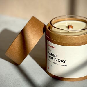 Sandalwood & Amber Scented Candle | Soy-Coconut Wax Blend with a Wood Wick | Amber / Woody | Matching Playlist Bild 6