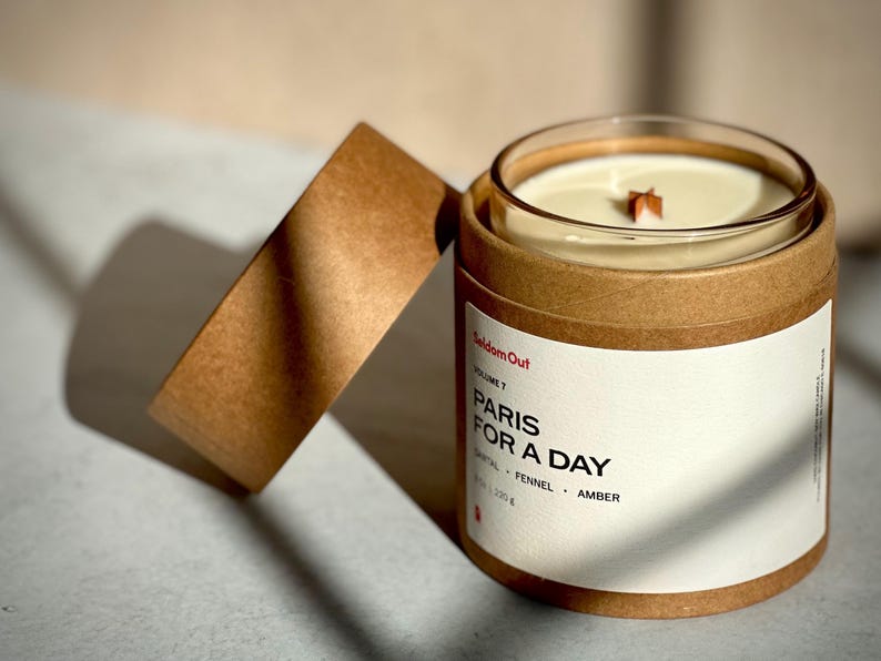Sandalwood & Amber Scented Candle | Soy-Coconut Wax Blend with a Wood Wick | Amber / Woody | Matching Playlist Bild 6