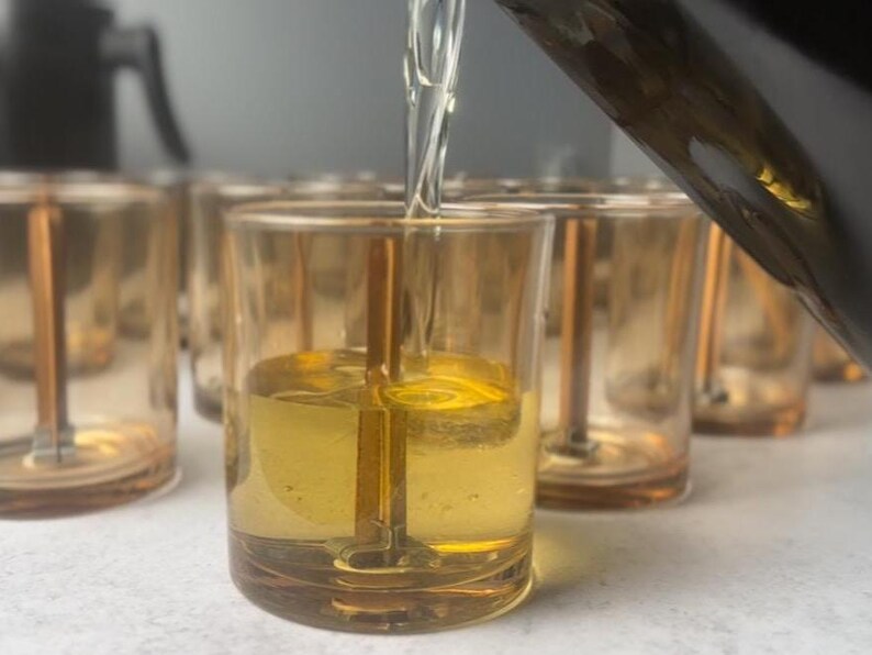 Sandalwood & Amber Scented Candle | Soy-Coconut Wax Blend with a Wood Wick | Amber / Woody | Matching Playlist Bild 10