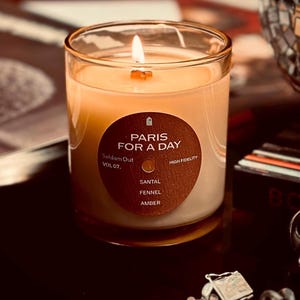 Sandalwood & Amber Scented Candle | Soy-Coconut Wax Blend with a Wood Wick | Amber / Woody | Matching Playlist Bild 8