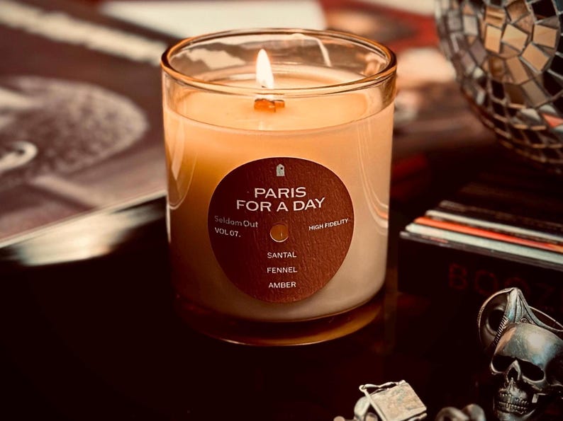 Sandalwood & Amber Scented Candle | Soy-Coconut Wax Blend with a Wood Wick | Amber / Woody | Matching Playlist Bild 8