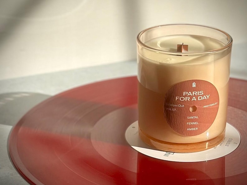 Sandalwood & Amber Scented Candle | Soy-Coconut Wax Blend with a Wood Wick | Amber / Woody | Matching Playlist Bild 1