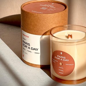 Sandalwood & Amber Scented Candle | Soy-Coconut Wax Blend with a Wood Wick | Amber / Woody | Matching Playlist Bild 5