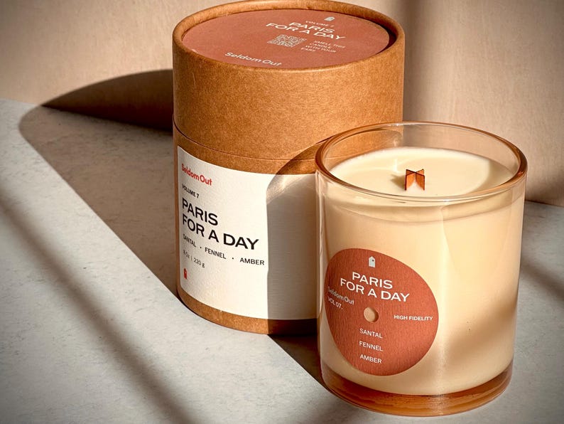 Sandalwood & Amber Scented Candle | Soy-Coconut Wax Blend with a Wood Wick | Amber / Woody | Matching Playlist Bild 5