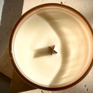 Sandalwood & Amber Scented Candle | Soy-Coconut Wax Blend with a Wood Wick | Amber / Woody | Matching Playlist Bild 4
