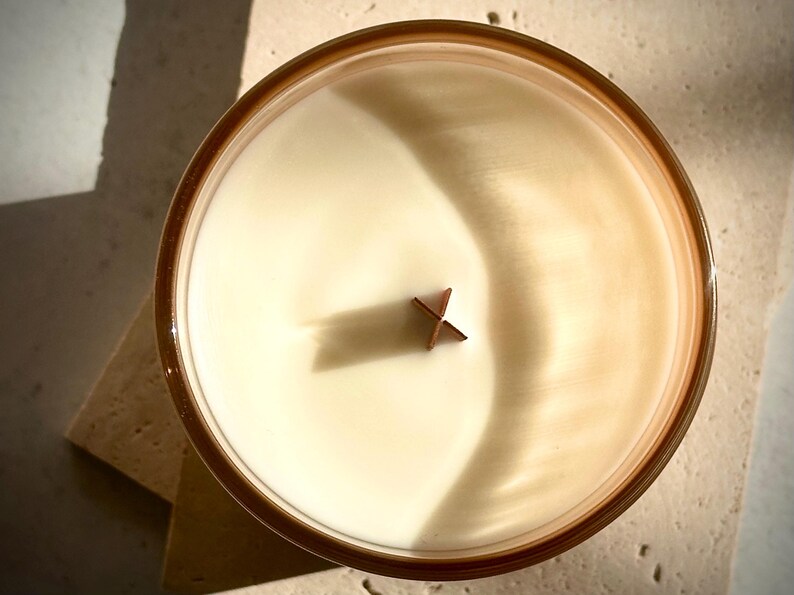 Sandalwood & Amber Scented Candle | Soy-Coconut Wax Blend with a Wood Wick | Amber / Woody | Matching Playlist Bild 4