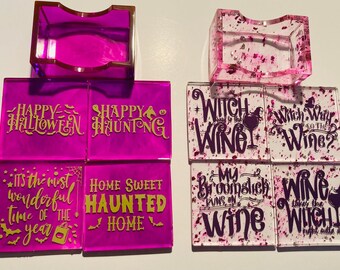 Puede incluir: Conjunto de ocho posavasos de vidrio rosa y morado con letras doradas y moradas. Los posavasos presentan refranes de Halloween y de temática vinícola, como "Happy Halloween", "Happy Haunting", "Witch Way to the Wine?" y "My Broomstick Runs on Wine".