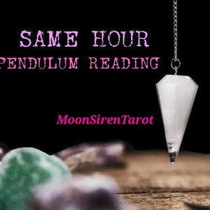 Könnte beinhalten: Ein weißes Kristallpendel, das an einer silbernen Kette hängt, mit dem Text "SAME HOUR PENDULUM READING" und "MoonSirenTarot" in rosa Buchstaben auf schwarzem Hintergrund. Das Pendel befindet sich über einer Holzoberfläche mit verschiedenen grünen, braunen und schwarzen Steinen.