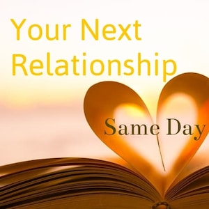以下が含まれることがあります： ページでハートの形をした開いた本。ハートは金色に光っています。本には「Your Next Relationship Same Day」というテキストが表示されています。