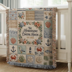 Peut inclure: Une couverture personnalisée sur le thème côtier avec un motif patchwork. La couverture présente des carrés avec des motifs nautiques tels que des ancres, des coquillages et des compositions florales. Le texte "The Hendersons' Coastal Haven EST. 2024" est affiché au centre.