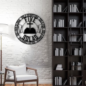 Puede incluir: Arte de pared de metal negro con los cinco solas de la Reforma: Sola Scriptura, Sola Gratia, Sola Fide, Solus Christus y Sola Gloria. El arte es circular e incluye una cruz y una cordillera.