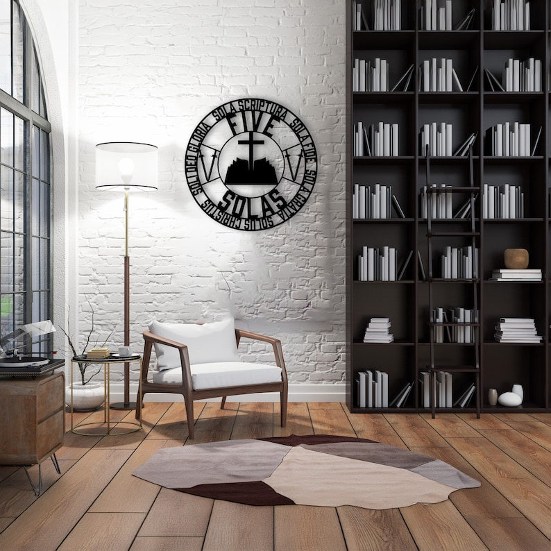 Puede incluir: Arte de pared de metal negro con los cinco solas de la Reforma: Sola Scriptura, Sola Gratia, Sola Fide, Solus Christus y Sola Gloria. El arte es circular e incluye una cruz y una cordillera.