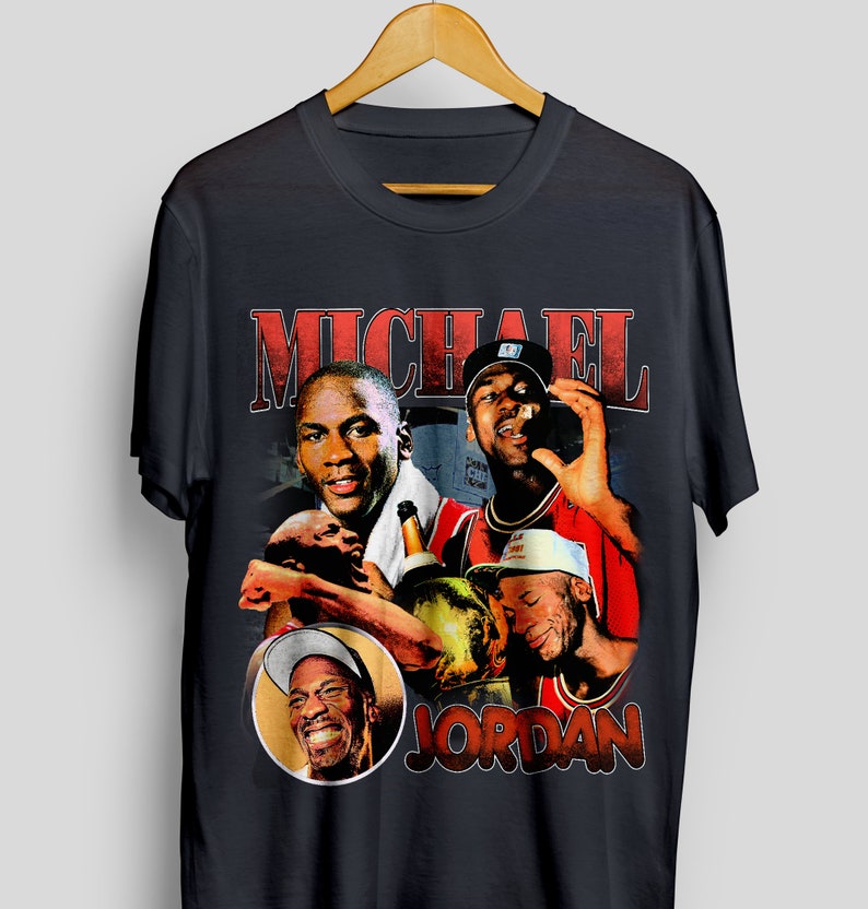 K&ouml;nnte beinhalten: Ein schwarzes T-Shirt mit einem Vintage-Grafikdruck von Michael Jordan. Die Grafik zeigt eine Collage von Bildern von Jordan in verschiedenen Posen, darunter mit einem Basketball und einer Champagnerflasche. Der Text "MICHAEL JORDAN" ist in roten Buchstaben &uuml;ber der Grafik gedruckt.
