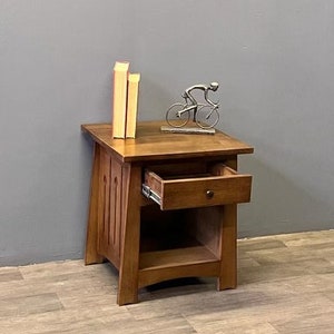 PrairieFurnitureShop - Mission Style Solid Quarter Sawn Oak Keyhole End Table - Walnut - Michael's Cherry