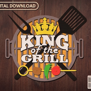 Może przedstawiać: Cyfrowy plik do pobrania z projektem znaku "King of the Grill". Projekt zawiera grill, szpatułkę, widelec, koronę i szaszłyk z warzywami. Tekst "King of the Grill" jest białymi literami na żółtym tle.