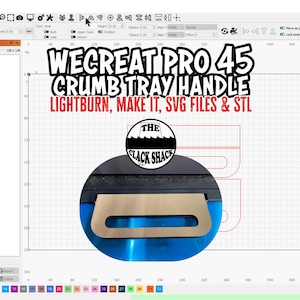 Może przedstawiać: Ekran komputera wyświetlający projekt uchwytu do tacy na okruchy. Projekt jest pokazany na siatce z wymiarami w calach. Tekst "WECREAT PRO 45 CRUMB TRAY HANDLE LIGHTBURN, MAKE IT, SVG FILES & STL" jest wyświetlany u góry ekranu. Logo "THE CLACK SHACK" jest wyświetlane na środku ekranu.
