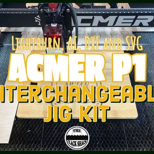Puede incluir: Primer plano de una cortadora láser grabando una tabla de madera con el texto "LIGHTBURN, AI, DXF and SVG ACMER P1 INTERCHANGEABLE JIG KIT THE BLACK SHACK".