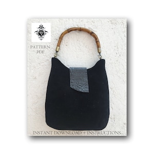 Puede incluir: Bolso tote de tela negra con asa de bambú y un pequeño parche de cuero negro. El bolso tiene el texto "PATTERN .PDF" e "INSTANT DOWNLOAD + INSTRUCTIONS" impreso en él.