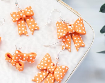 Oranje en witte strikcollectie | Sportoorbellen | Oorbellen van polymeerklei | UT | VOLS | Handgemaakt | Hypoallergeen | Lichtgewicht | Cadeau