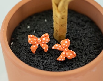Orange und weiße Bogen Ohrstecker | Sport Ohrringe | Fimo Ohrringe | UT | VOLS | Handarbeit | Hypoallergen | Leichtgewicht | Geschenk | Schlicht