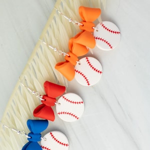 Benutzerdefinierte Bogen Baseball baumelt | Fimo Ohrringe | Bogen Ohrringe | Handarbeit | Hypoallergen | Leichtgewicht | Geschenk | Sport Ohrringe