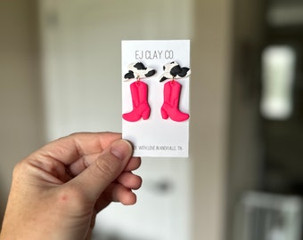 Cow Cowboy Boot Dangles | Boucles d'oreilles en pâte polymère | Boucles d'oreilles minimales | Fait à la main | Hypoallergénique | Léger | Cadeau | Simple