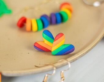 Regenbogen Herz Ohrstecker | LGBTQ+ Ohrringe | Fimo Ohrringe | Ohrringe | Handarbeit | Hypoallergen | Leichtgewicht | Geschenk | Stolz Schmuck