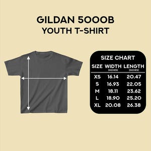 Puede incluir: Una camiseta gris Gildan 5000B para j&oacute;venes con una tabla de tallas. La tabla de tallas muestra el ancho y el largo en pulgadas para las tallas XS a XL. La talla XS mide 41,0 cm de ancho y 52,0 cm de largo.