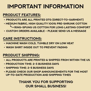 Puede incluir: Texto sobre un fondo beige que dice "INFORMACI&Oacute;N IMPORTANTE". Enumera las caracter&iacute;sticas del producto, las instrucciones de cuidado y los detalles de env&iacute;o. El texto menciona la impresi&oacute;n DTG, tejido medio y algod&oacute;n hilado en anillo.