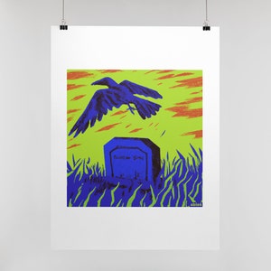 Op de afbeelding: Een rechthoekige kunstdruk met een blauwe vogel in vlucht boven een blauwe grafsteen in blauw gras tegen een limoengroene lucht met oranje wolken. De tekst "able6" staat gedrukt in de rechterbenedenhoek van de grafische illustratie.
