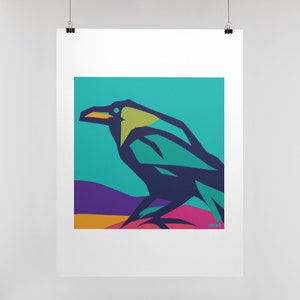 Op de afbeelding: Een vierkante kunstdruk met een gestileerde grafische illustratie van een raaf in donkerblauw, taling en limoengroen tegen een heldere taling achtergrond. De vogel zit boven paarse en oranje vormen, met de tekst able6 in de rechterbenedenhoek.