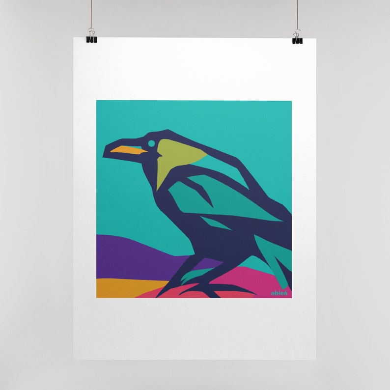 Op de afbeelding: Een vierkante kunstdruk met een gestileerde grafische illustratie van een raaf in donkerblauw, taling en limoengroen tegen een heldere taling achtergrond. De vogel zit boven paarse en oranje vormen, met de tekst able6 in de rechterbenedenhoek.