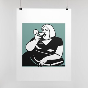 Puede incluir: Ilustraci&oacute;n en blanco y negro de una persona sentada sosteniendo una copa de martini. La persona lleva un vestido negro y tiene el pelo corto. El fondo es de color azul claro.