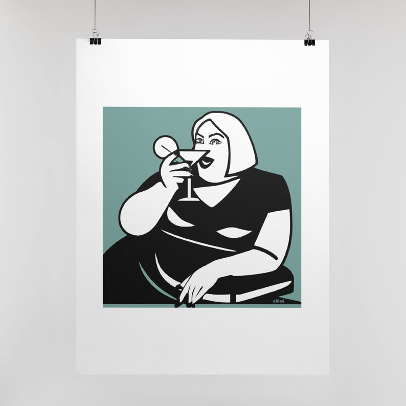 Puede incluir: Ilustraci&oacute;n en blanco y negro de una persona sentada sosteniendo una copa de martini. La persona lleva un vestido negro y tiene el pelo corto. El fondo es de color azul claro.