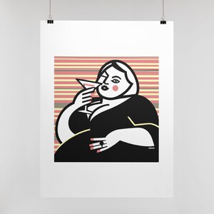 Puede incluir: Una ilustraci&oacute;n en blanco y negro de una mujer con un vestido negro, sentada con una copa de martini en la mano. El fondo es un patr&oacute;n de rayas de color rosa, amarillo y gris.