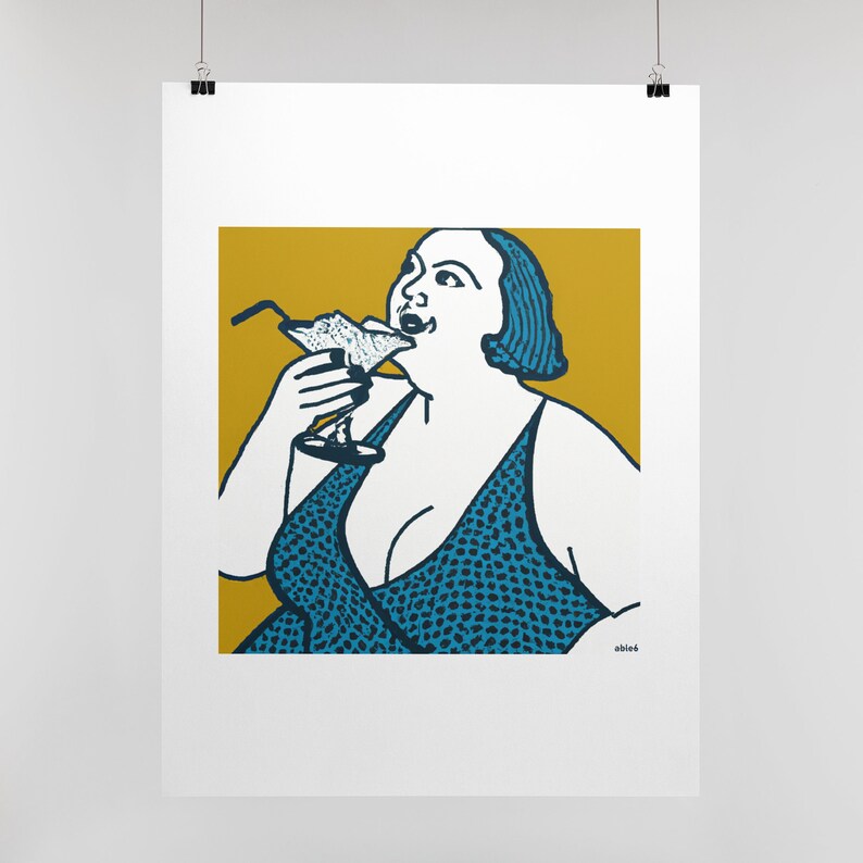 Puede incluir: Una mujer con un traje de ba&ntilde;o azul y blanco con estampado est&aacute; bebiendo de una copa de martini. El fondo es de color amarillo s&oacute;lido.