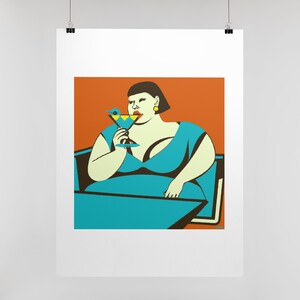 Puede incluir: Una mujer con un vestido azul se sienta en una silla y bebe de una copa de martini. El fondo es naranja.
